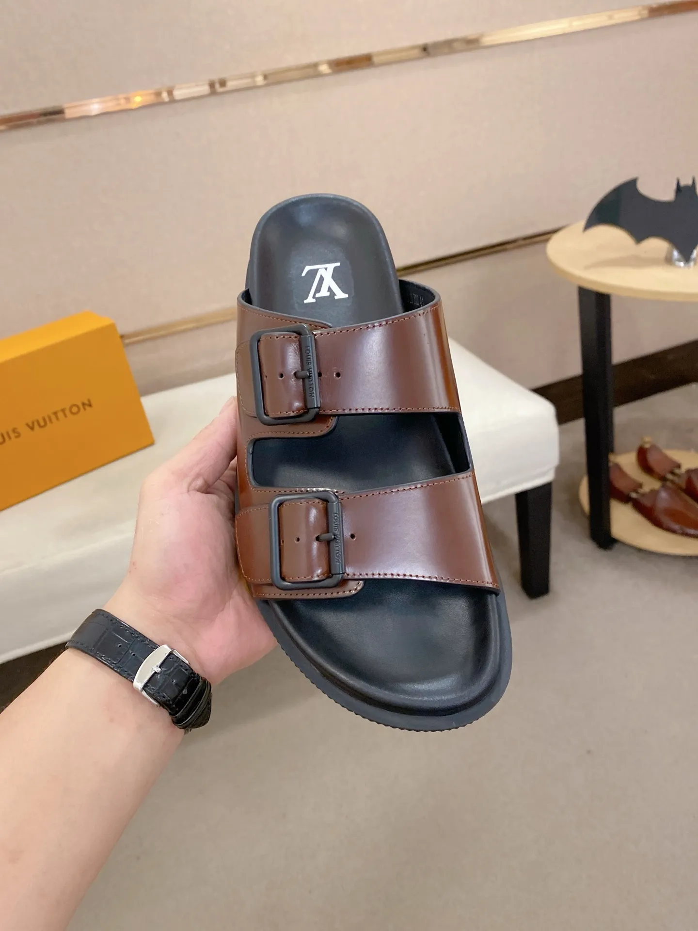Factory price: 420💰Made by LV🔍Top purchasing agent. Men's spring and summer slippers are available at the same counter. The uppers are made of cowhide imported from Italy. High-quality craftsmanship, soles: original soles specially provided by the original factory, exclusive movable molded soles are super comfortable, original factory follow-up goods, 🔍🔍high quality, can be entered and exited the counter at will, welcome to compare, code number 38-44. Can be customized45
